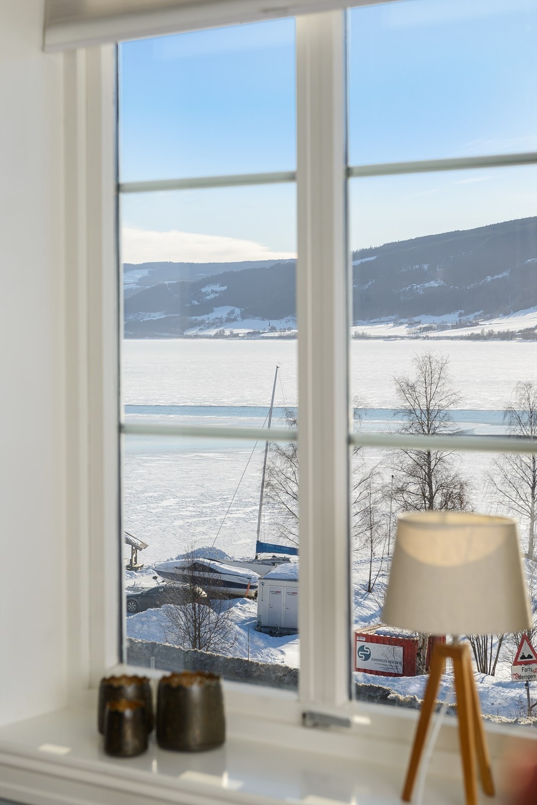 Utsikt fra stuevindu over islagt Mjøsa. Galleribilde