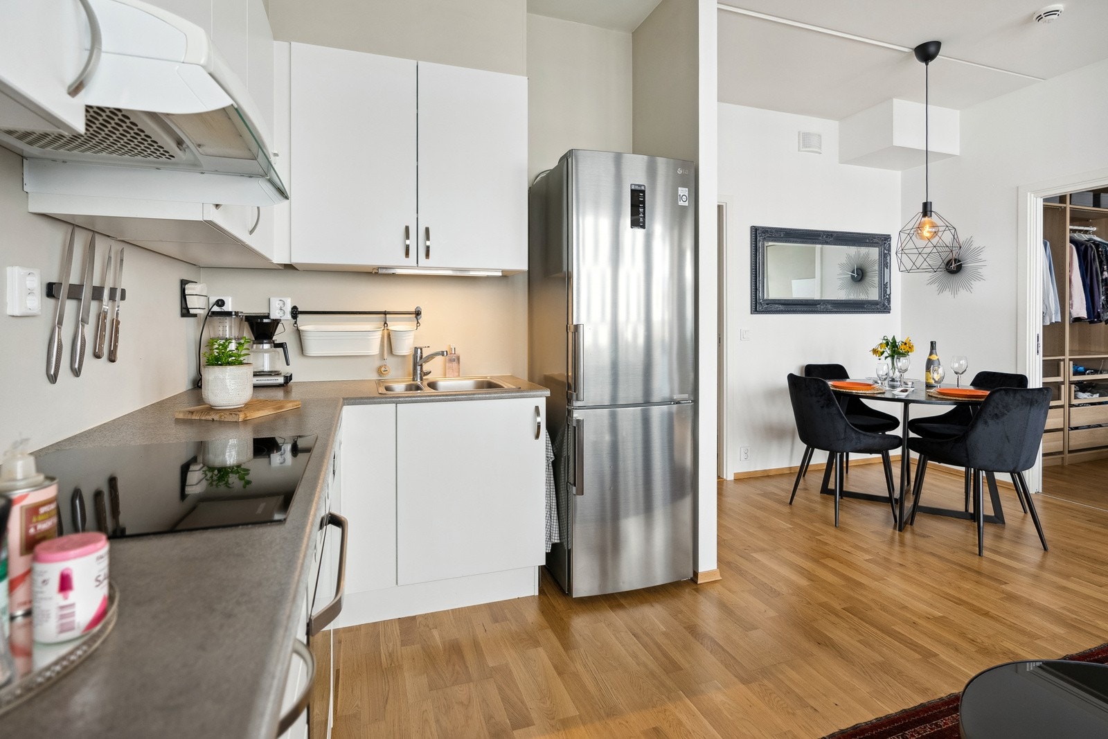 Pent kjøkken med glatte fronter Galleribilde