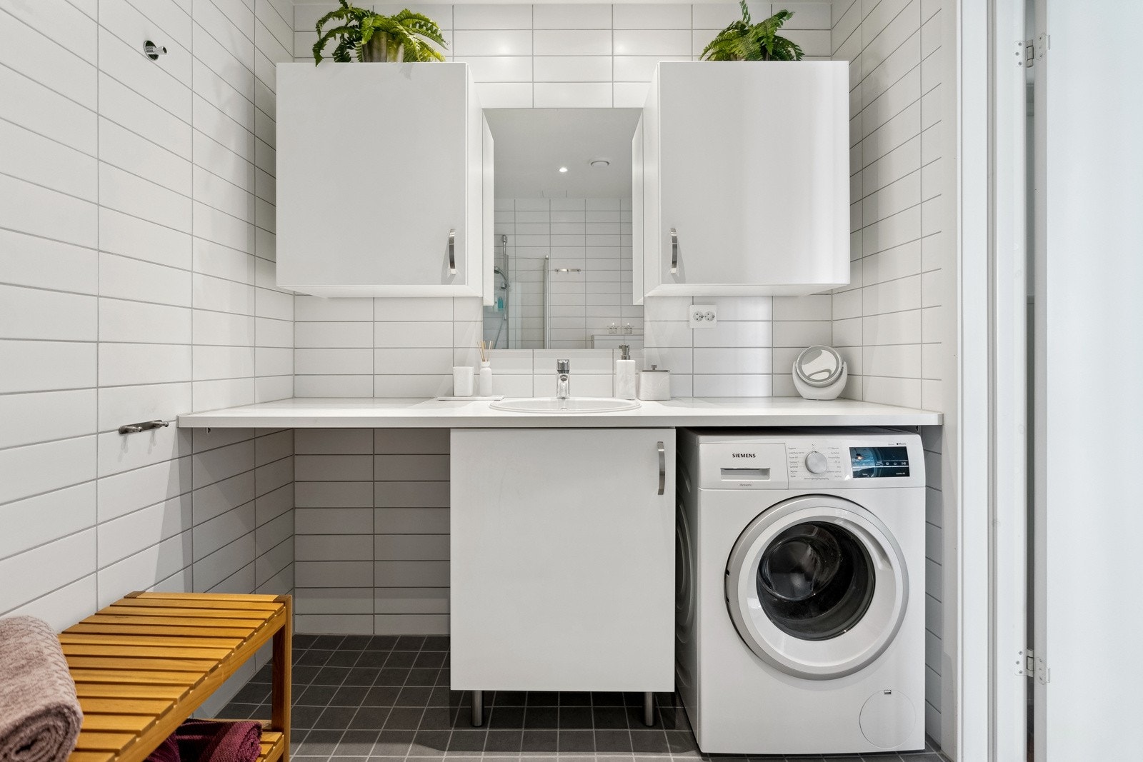 Lekkert flislagt baderom med varmekabler og downlights Galleribilde