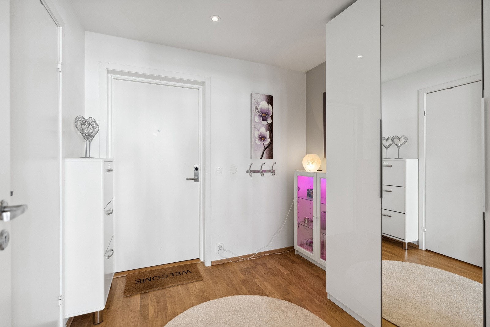 Entre med garderobeskap og porttelefon Galleribilde