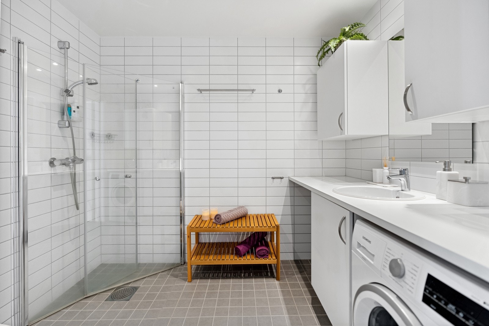 Bad - vendbare dusjvegger og opplegg for vaskemaskin Galleribilde