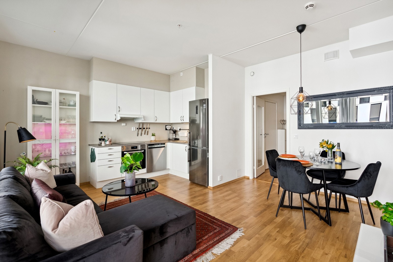 Stue og kjøkken med god takhøyde ca 2,80m og store vindusflater Galleribilde