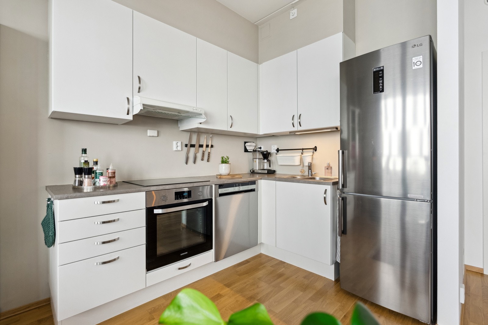 Kjøkken - Komfyr, platetopp, oppvaskmaskin og kjøl/frys medfølger Galleribilde