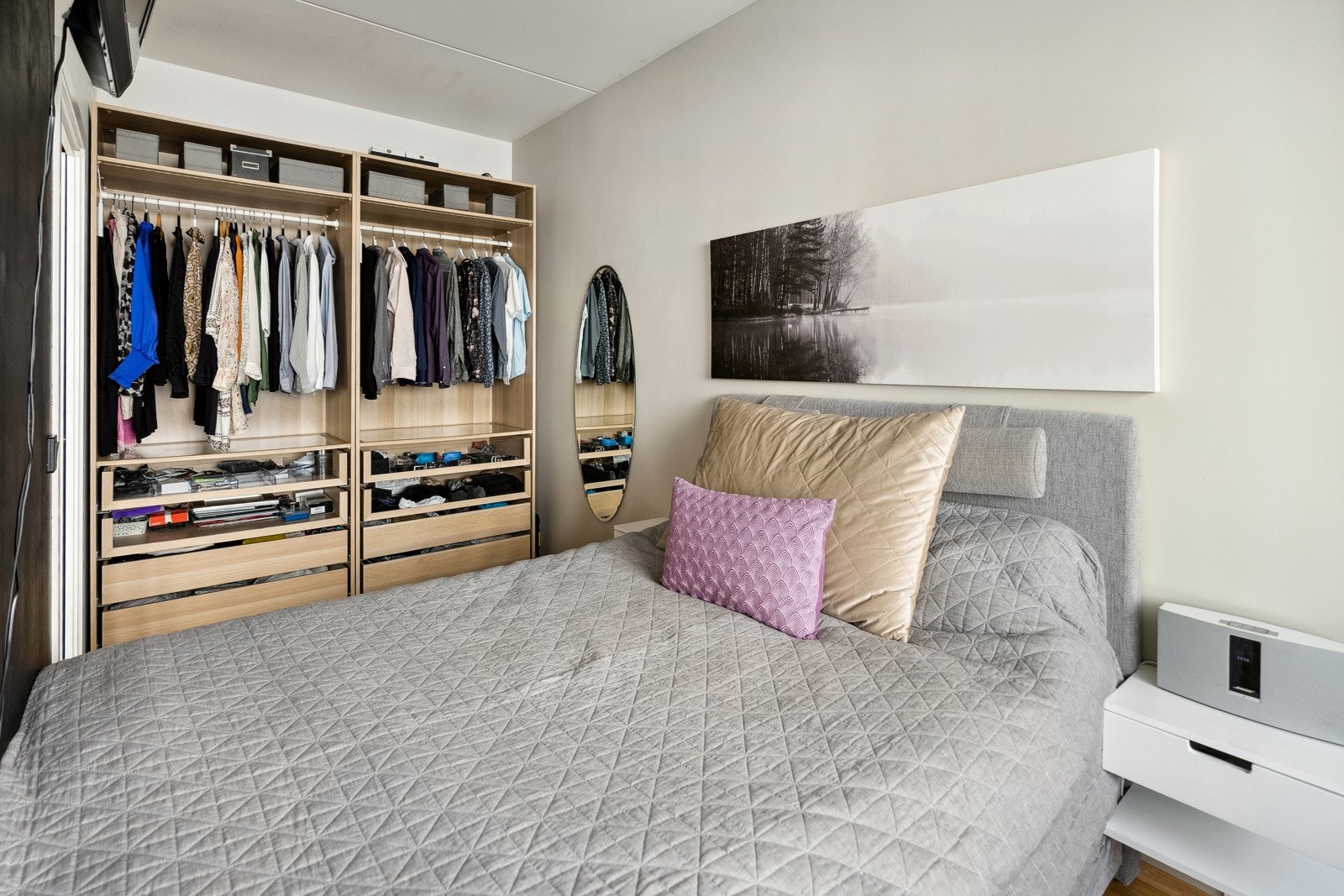 Soverom - godt med garderobeplass Galleribilde