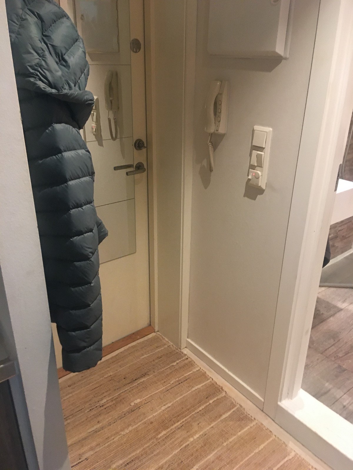 Entre med god plass til oppheng av klær og sko Galleribilde