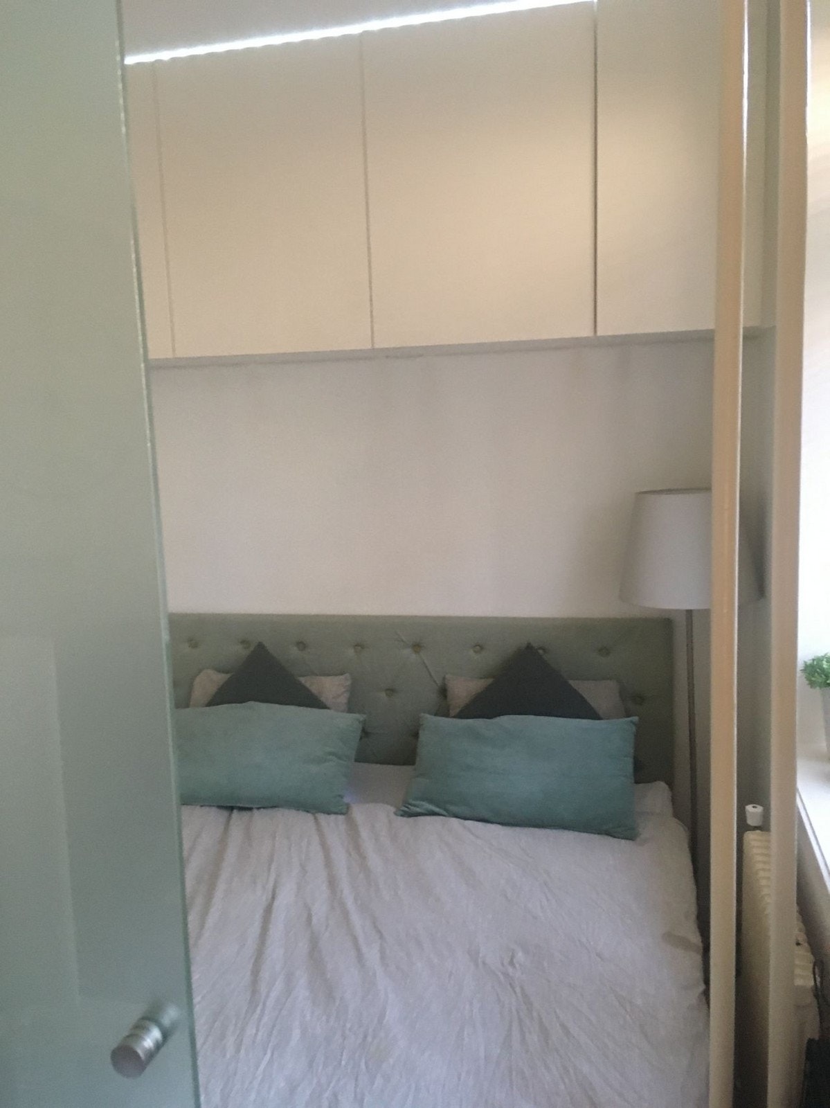 Soverom med god plass til dobbeltseng. Innebygd skapplass Galleribilde