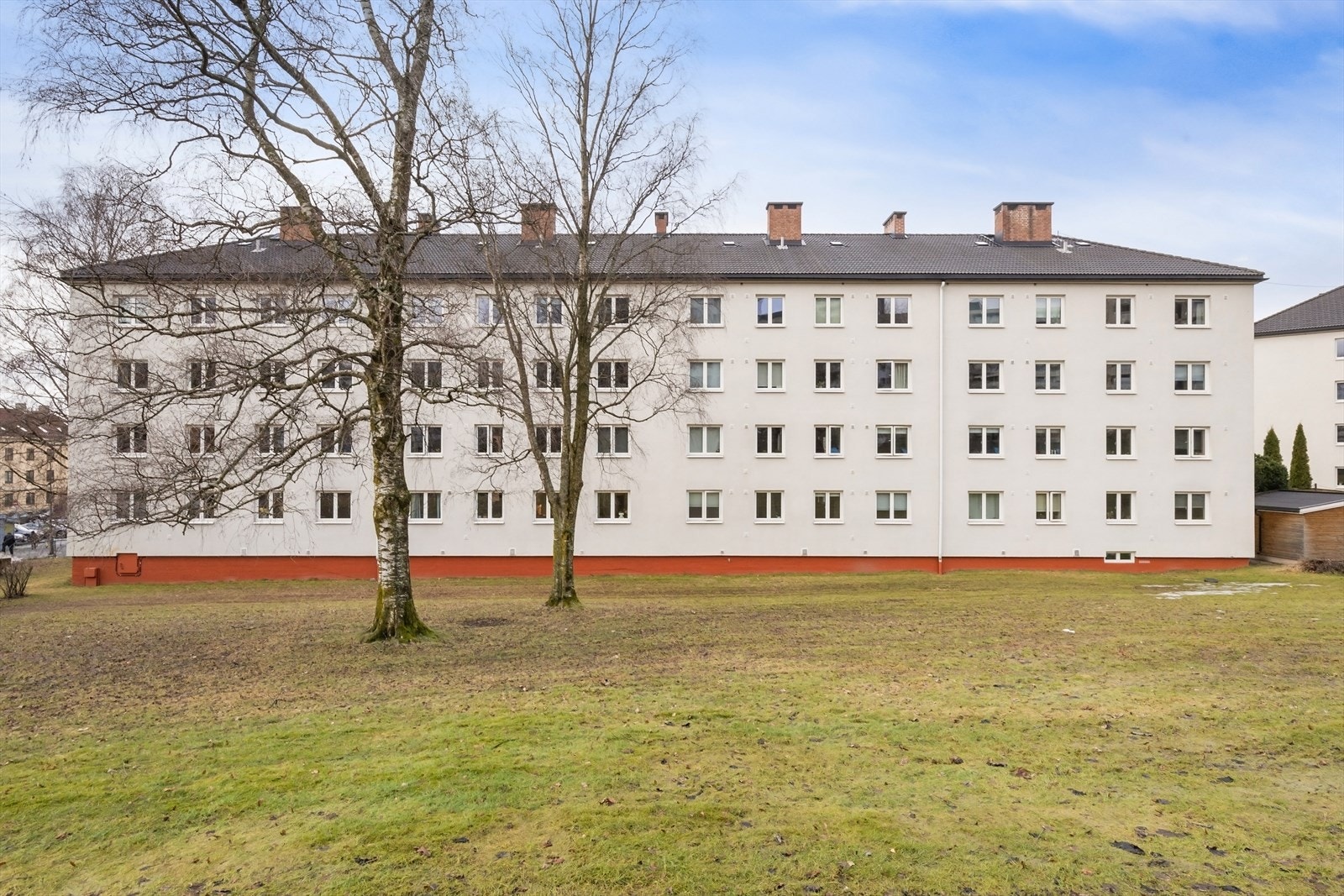 Godt med avstand til neste bygg. Store gressletter som omkranser borettslaget. Galleribilde