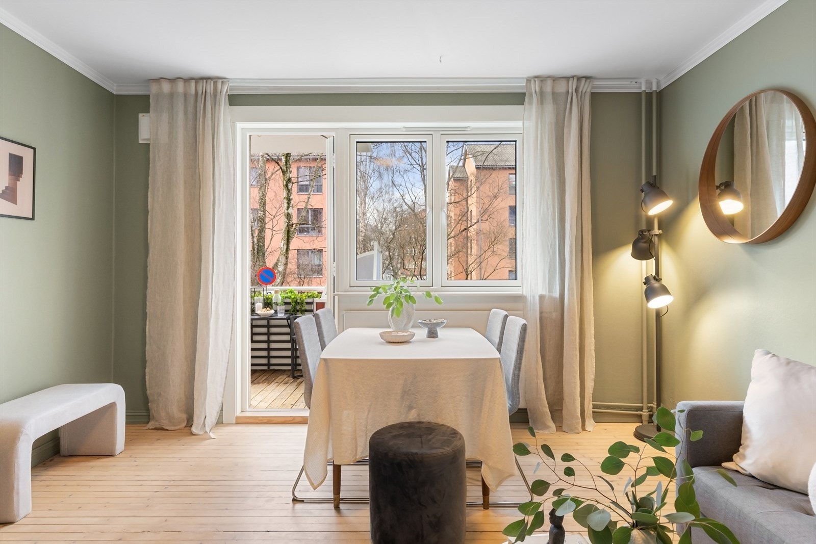 Balkongen er en fin forlengelse av stue i sommerhalvåret. God avstand til neste bygg. Galleribilde