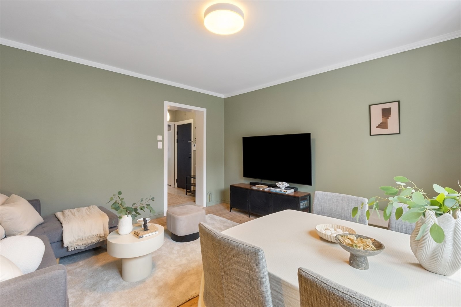 Plass til både sofagruppe og spisebord. Felles fibernett-avtale med Obos OpenNet. Galleribilde