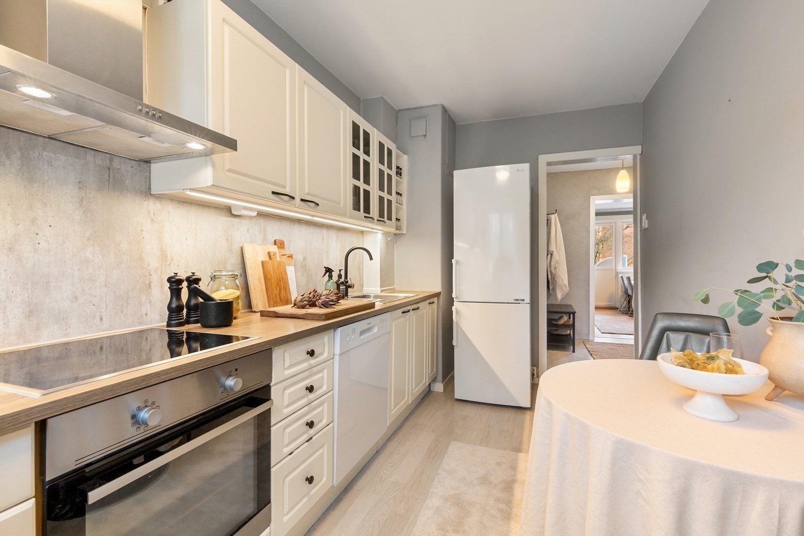 Kjøkkeninnredning med profilerte fronter, kullfiltervifte og laminat benkeplate. Godt med oppbevaringsplass. Galleribilde