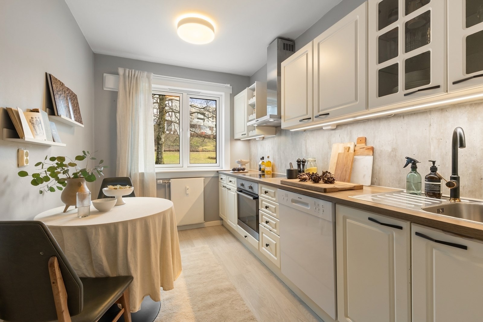 Hyggelig, separat kjøkken med spiseplass. Galleribilde