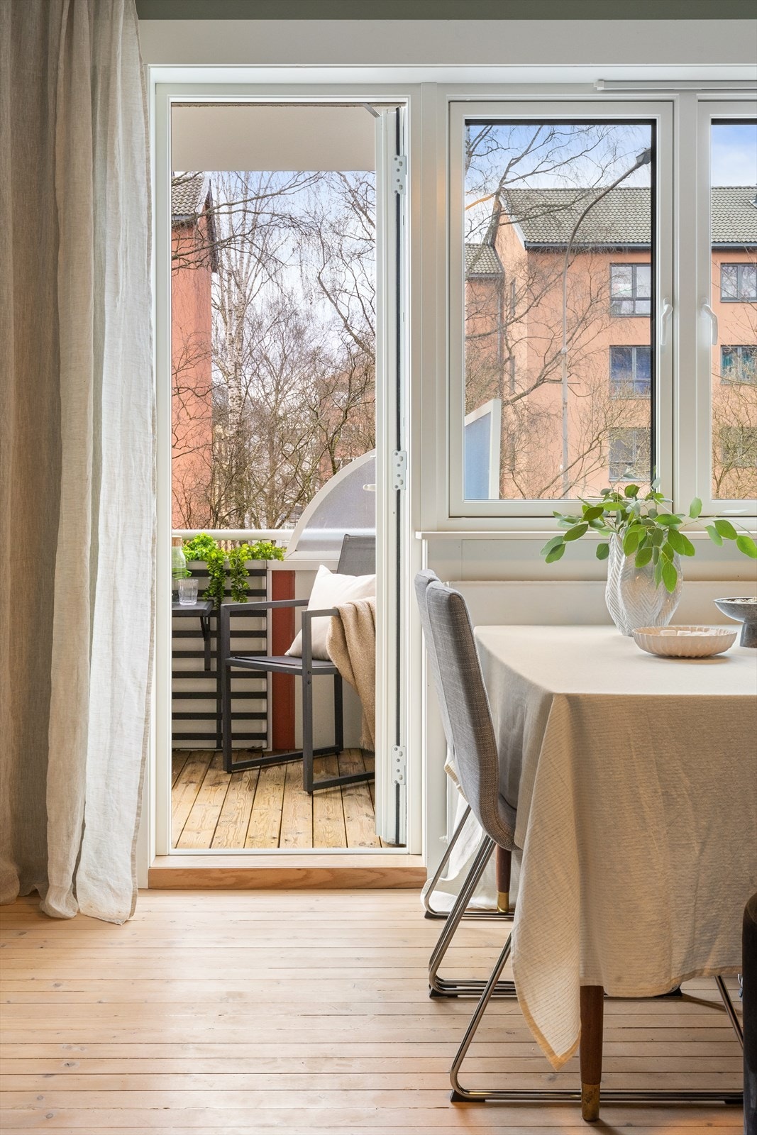 Balkongen er vestvendt på ca. 3 kvm. Balkongdekker i borettslaget ble slipt og malt våren 2022. Galleribilde