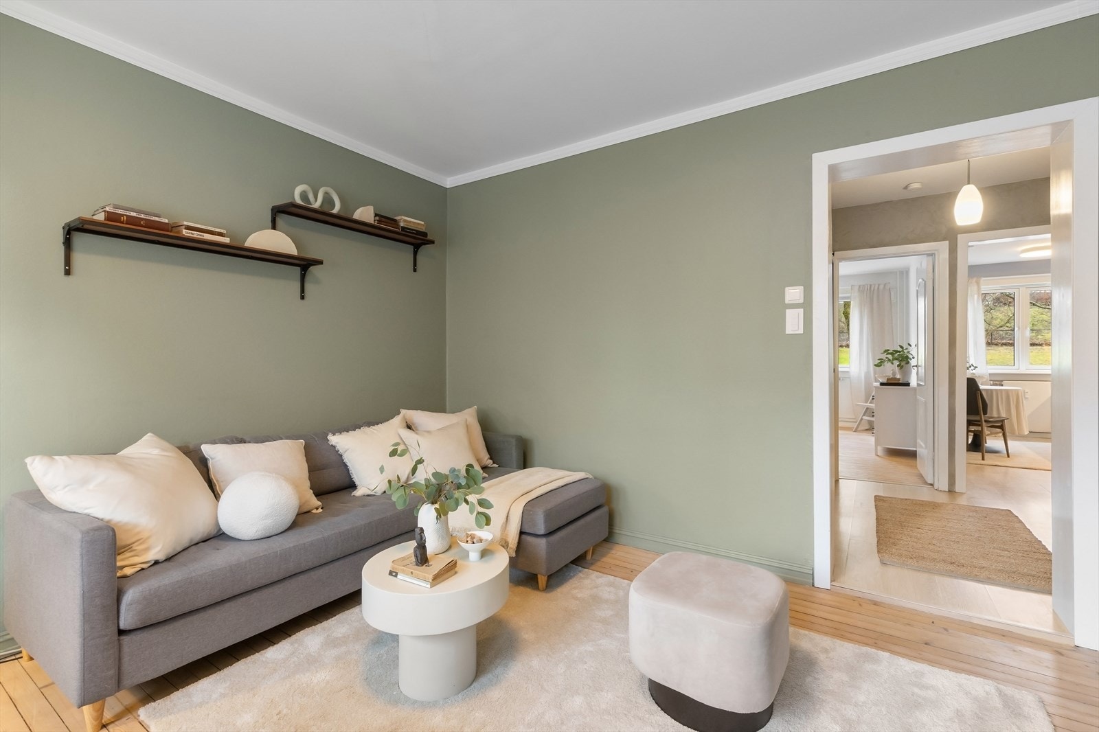 Leiligheten er gjennomgående med vinduer fra to kanter. Galleribilde