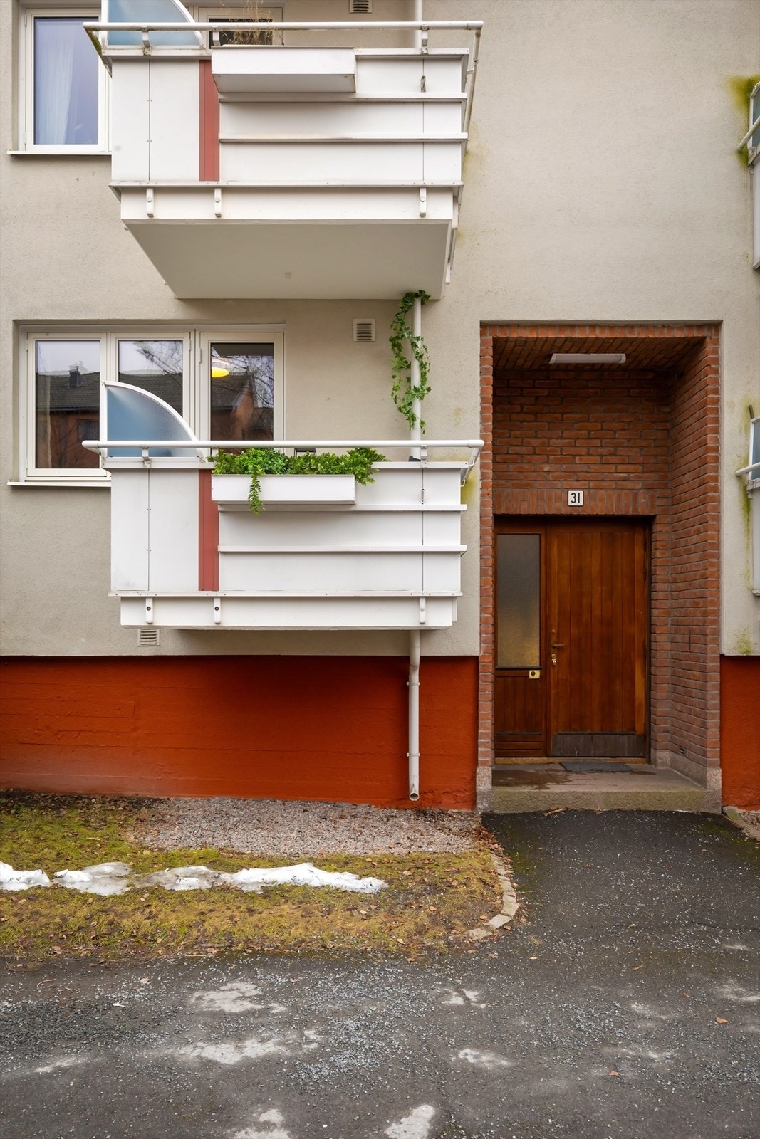 Hyggelig inngangsparti med takoverbygg, dørcalling, asfaltert adkomstvei og belysning. Galleribilde