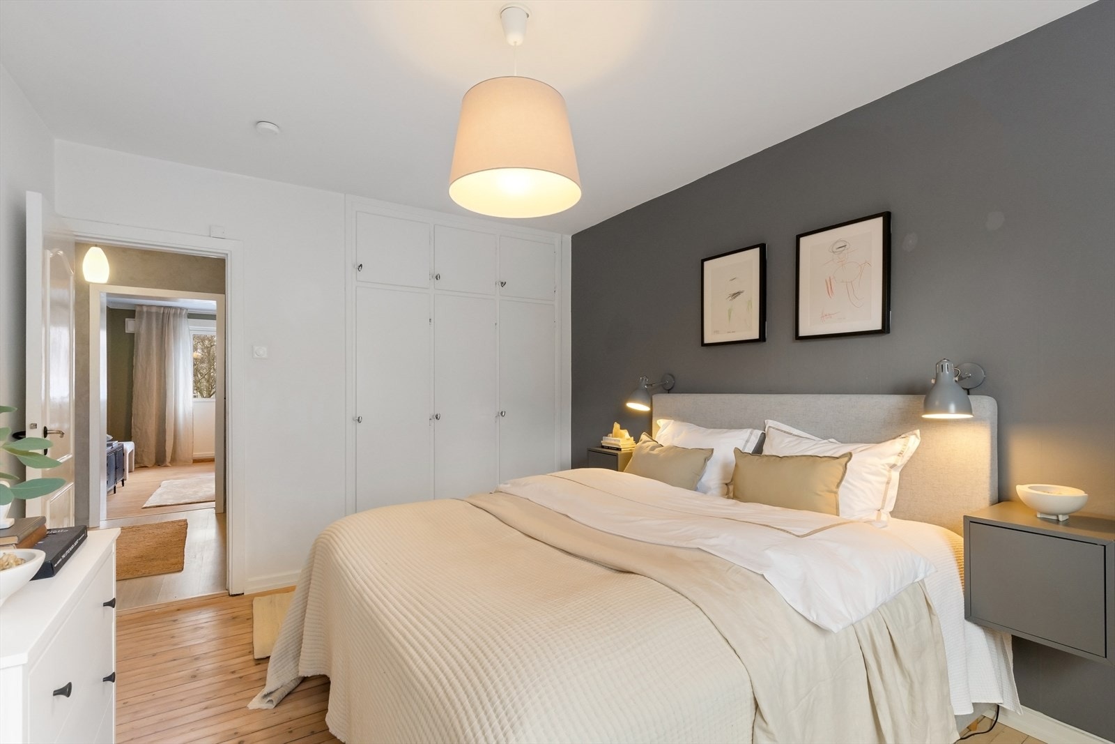 Godt med oppbevaring i plassbygget skap. I tillegg plass til ekstra garderobe. Galleribilde