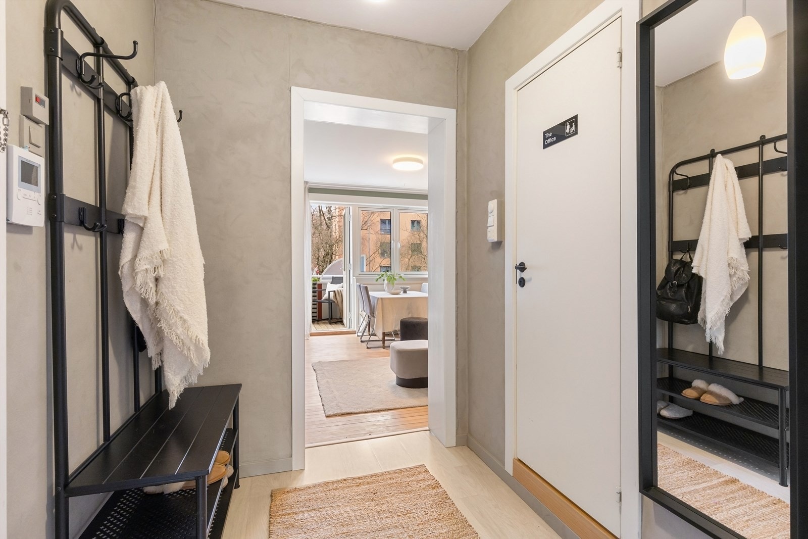 Hyggelig, lys entré. Fra entré er det inngang til samtlige rom. Galleribilde