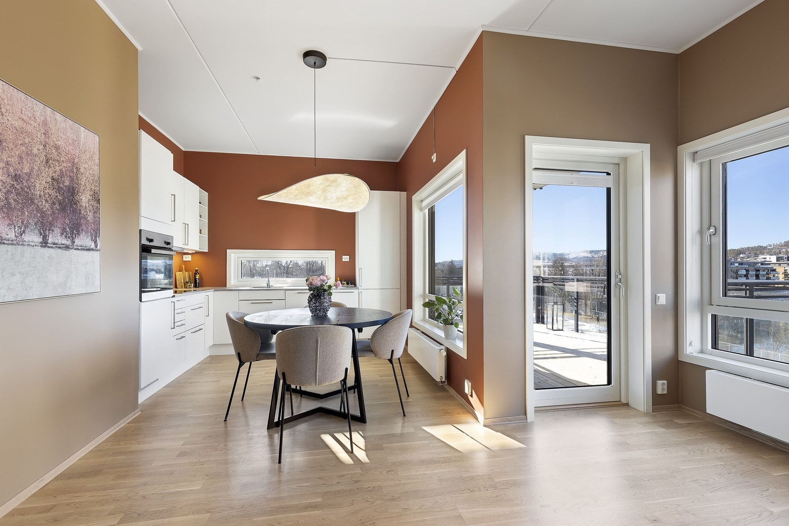 Stue og kjøkkenet er i en åpen løsning Galleribilde