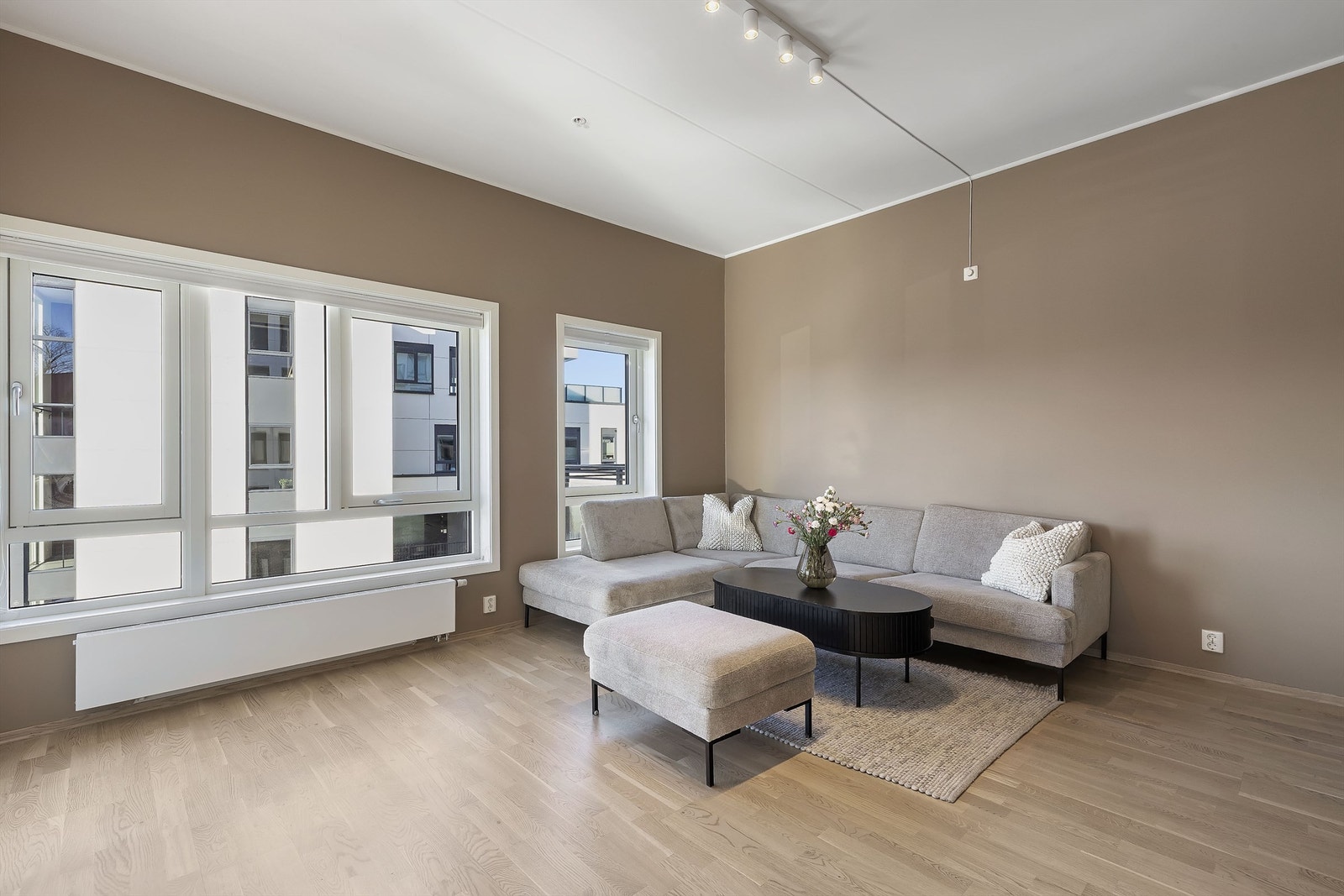 Stilren og pen leilighet i moderne farger. Eikeparkett på gulv. Galleribilde