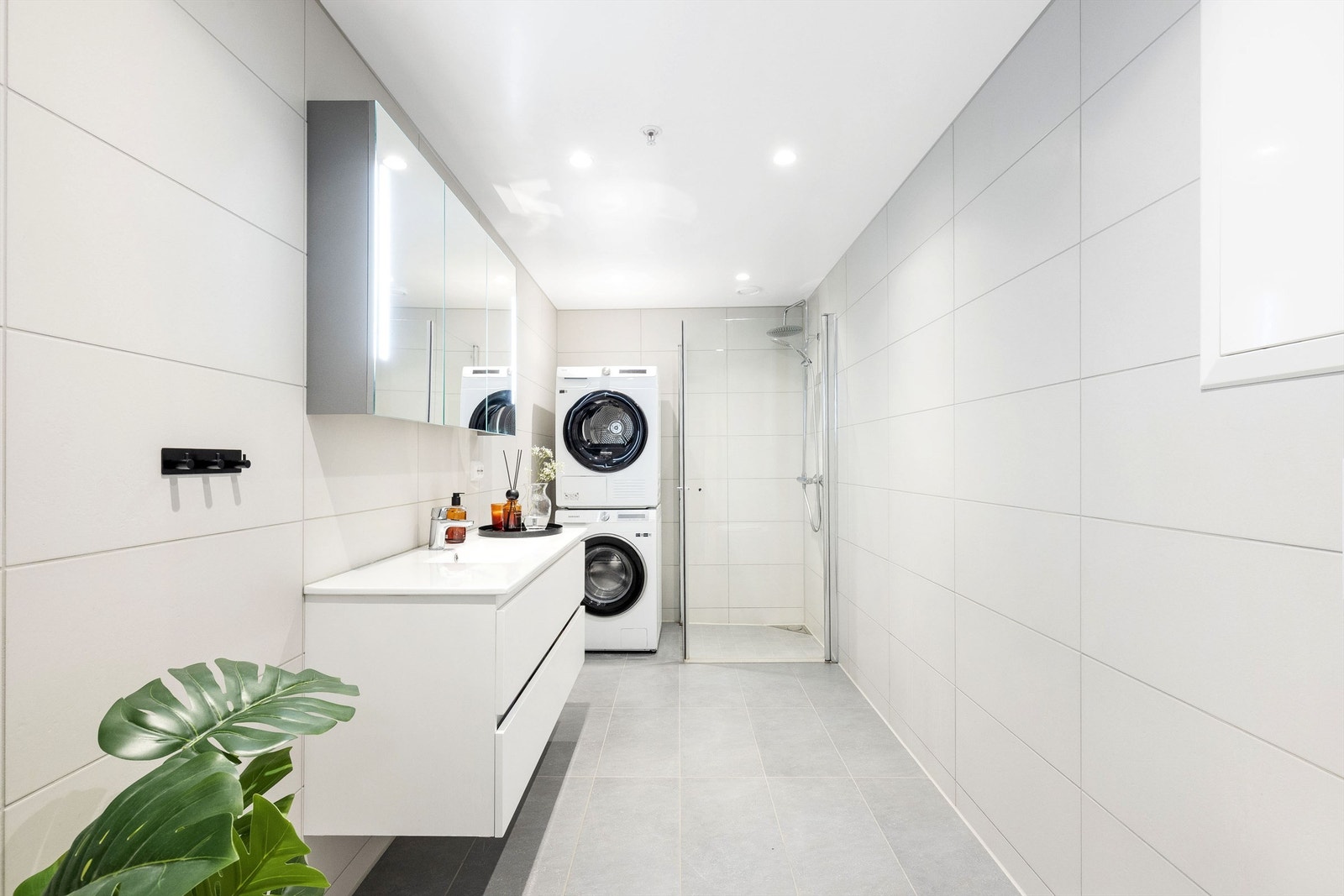 Lyst og pent helfliset bad med varmekabler Galleribilde