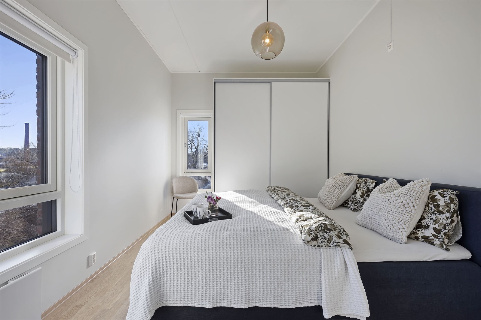 Hovedsoverom med skyvedørsgarderobe Galleribilde