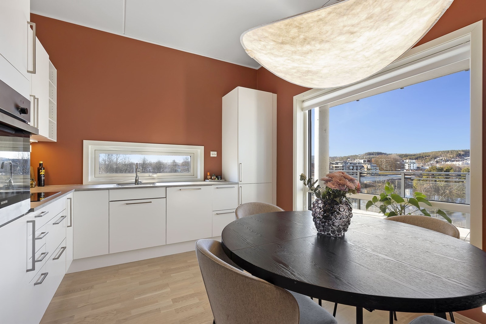 Nydelig utsikt til Hjellevannet fra spiseplassen på kjøkkenet Galleribilde