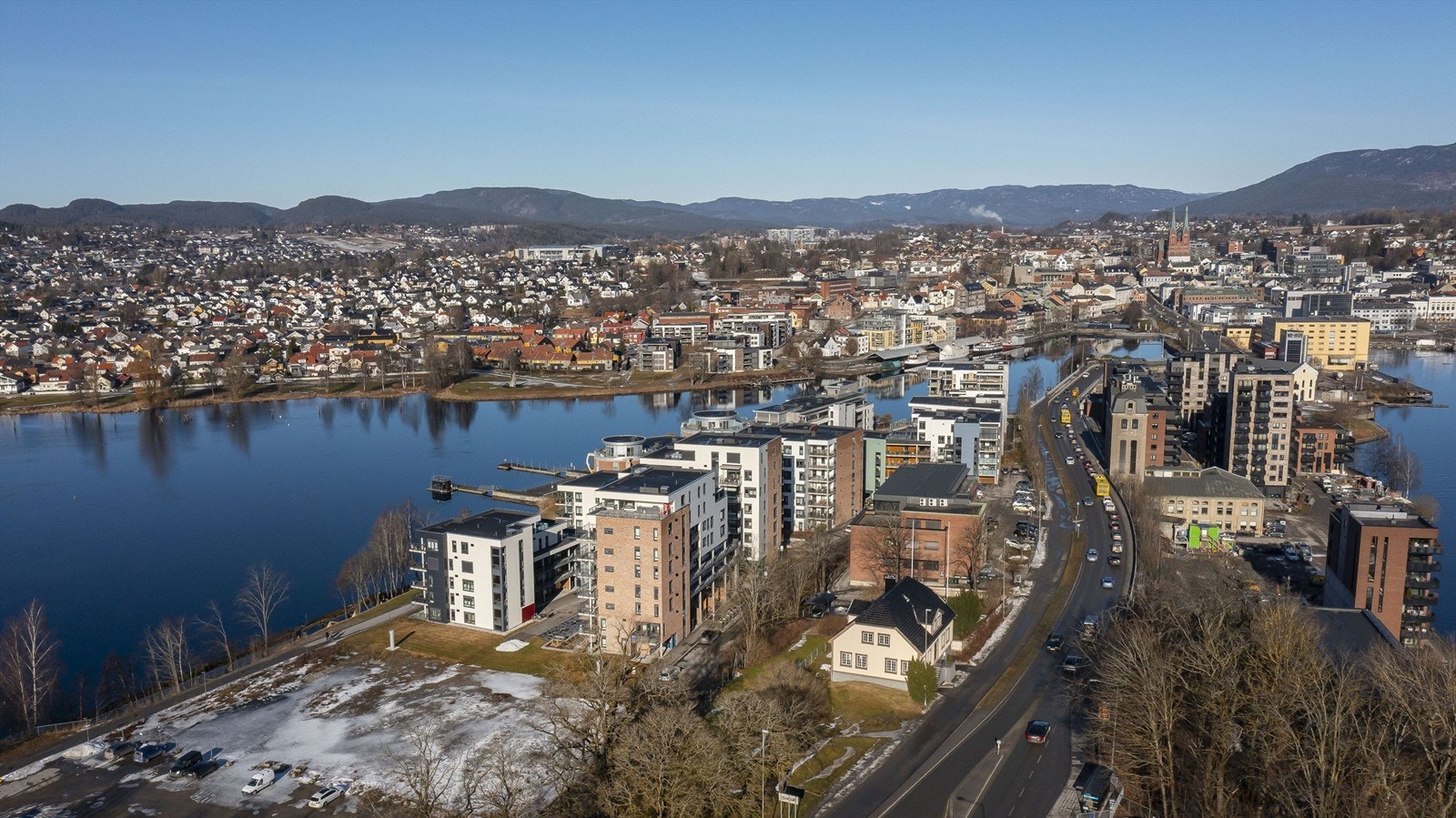 Klosterøya ligger meget sentralt til med gangavstand til Skien sentrum og Herkules handelsområde Galleribilde