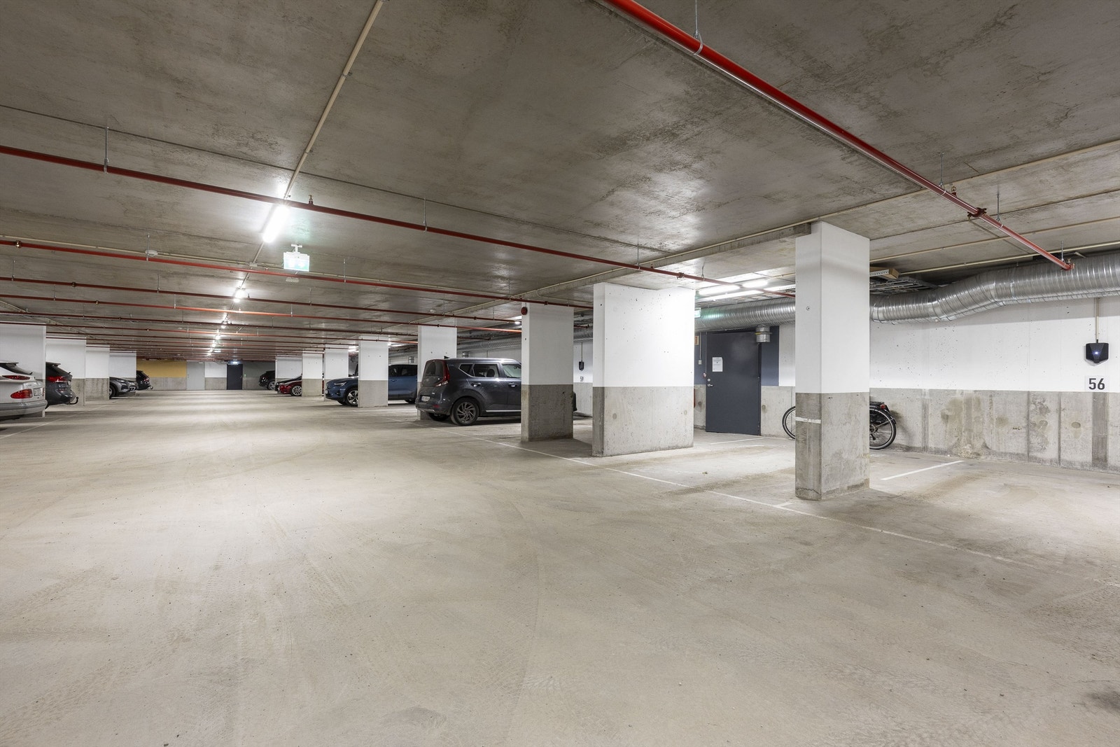 Det er egen garasjeplass i kjeller med elbil-lader. Heisen tar deg til leiligheten. Galleribilde