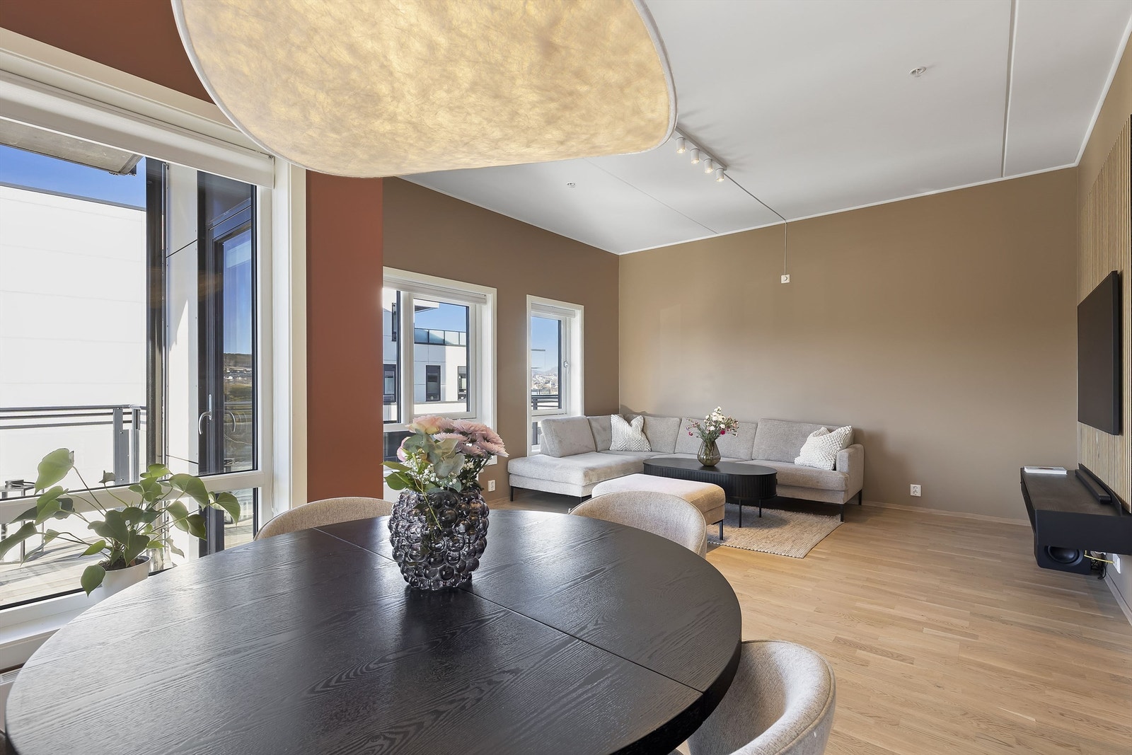 Stilren og pen leilighet i moderne farger. Eikeparkett på gulv. Galleribilde