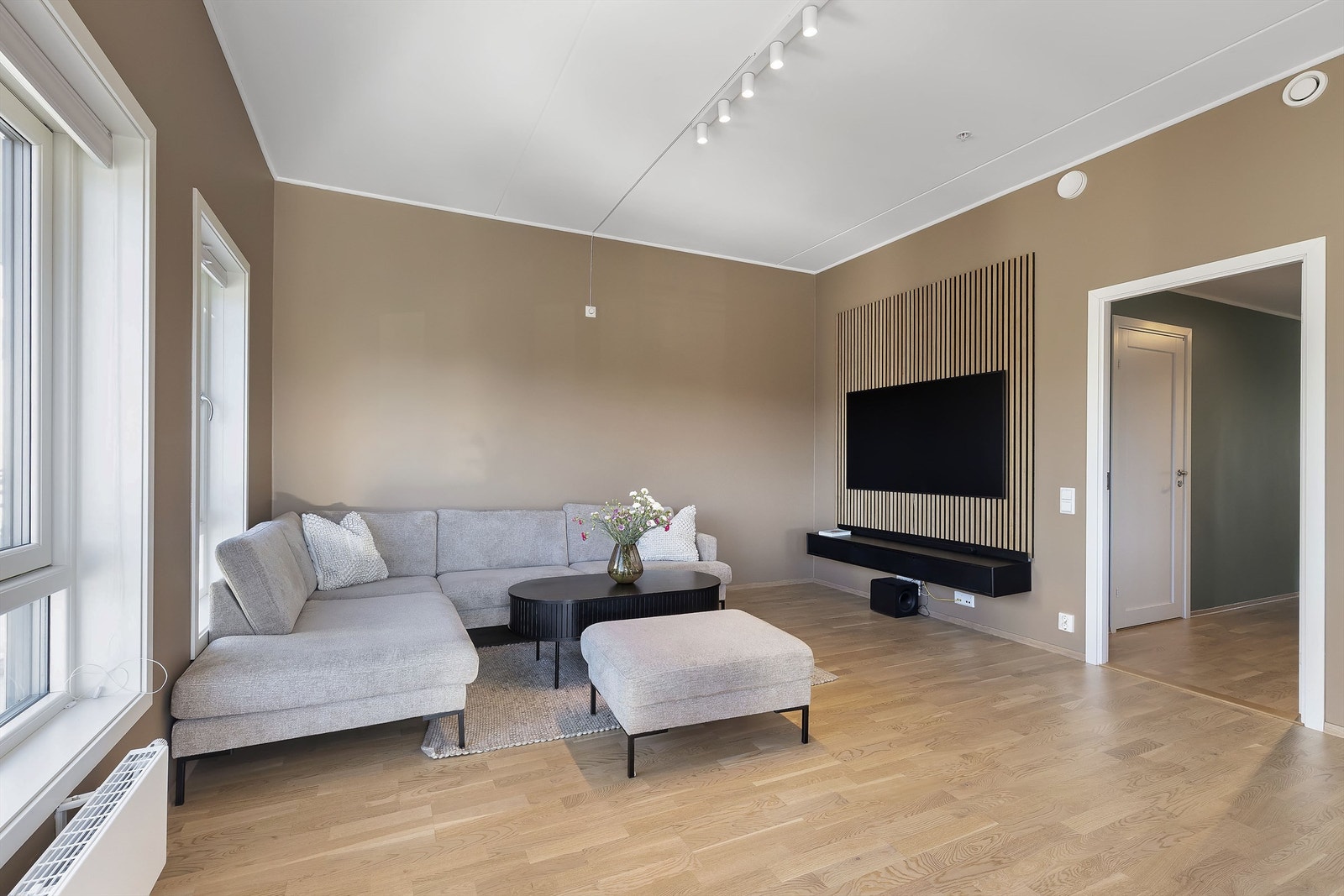 Det er ca. 3 meter takhøyde i leiligheten Galleribilde