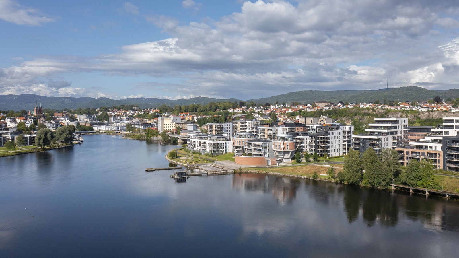 Klosterøya ligger meget sentralt til med gangavstand til Skien sentrum og Herkules handelsområde Galleribilde