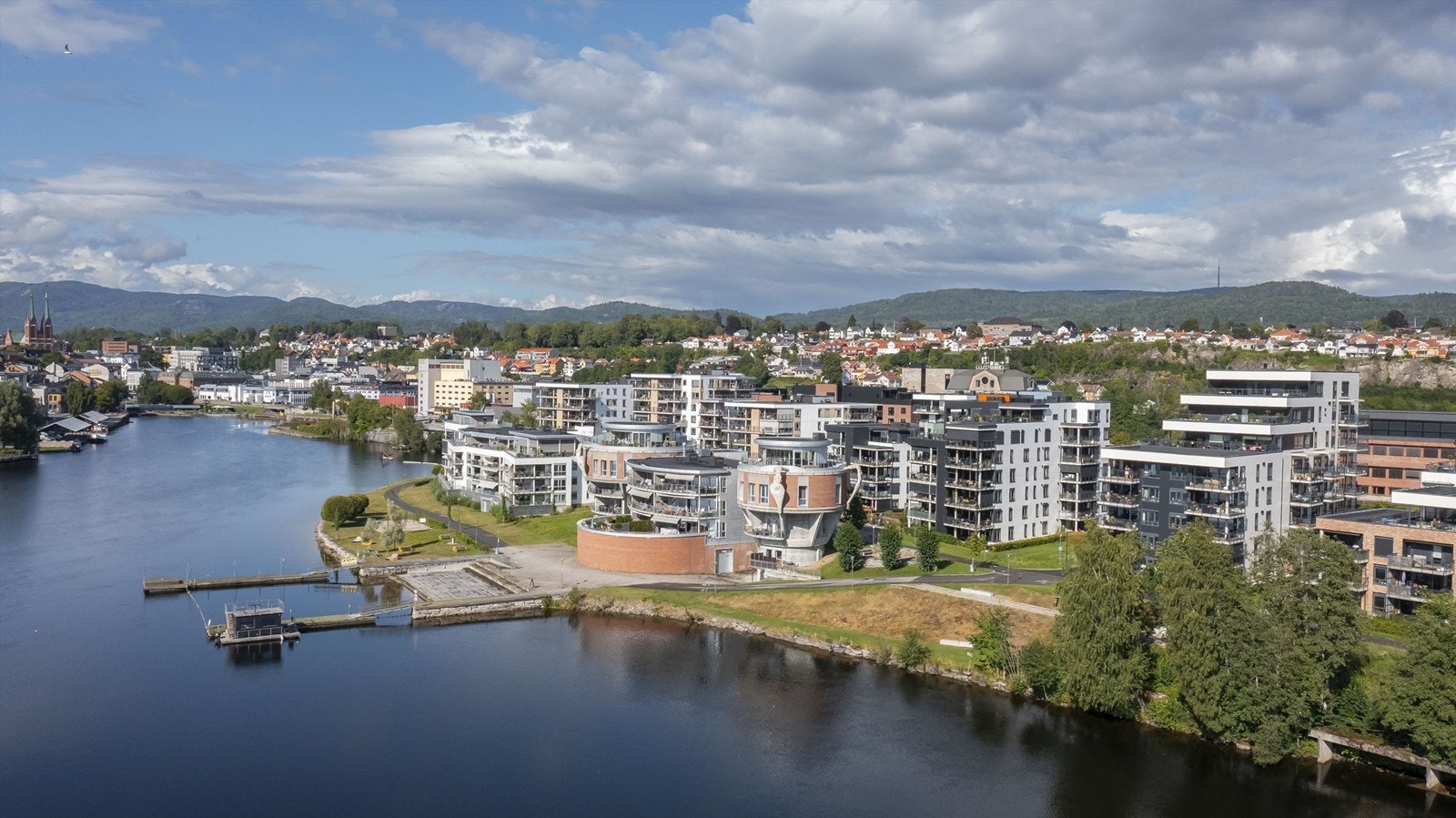 Klosterøya ligger meget sentralt til med gangavstand til Skien sentrum og Herkules handelsområde Galleribilde