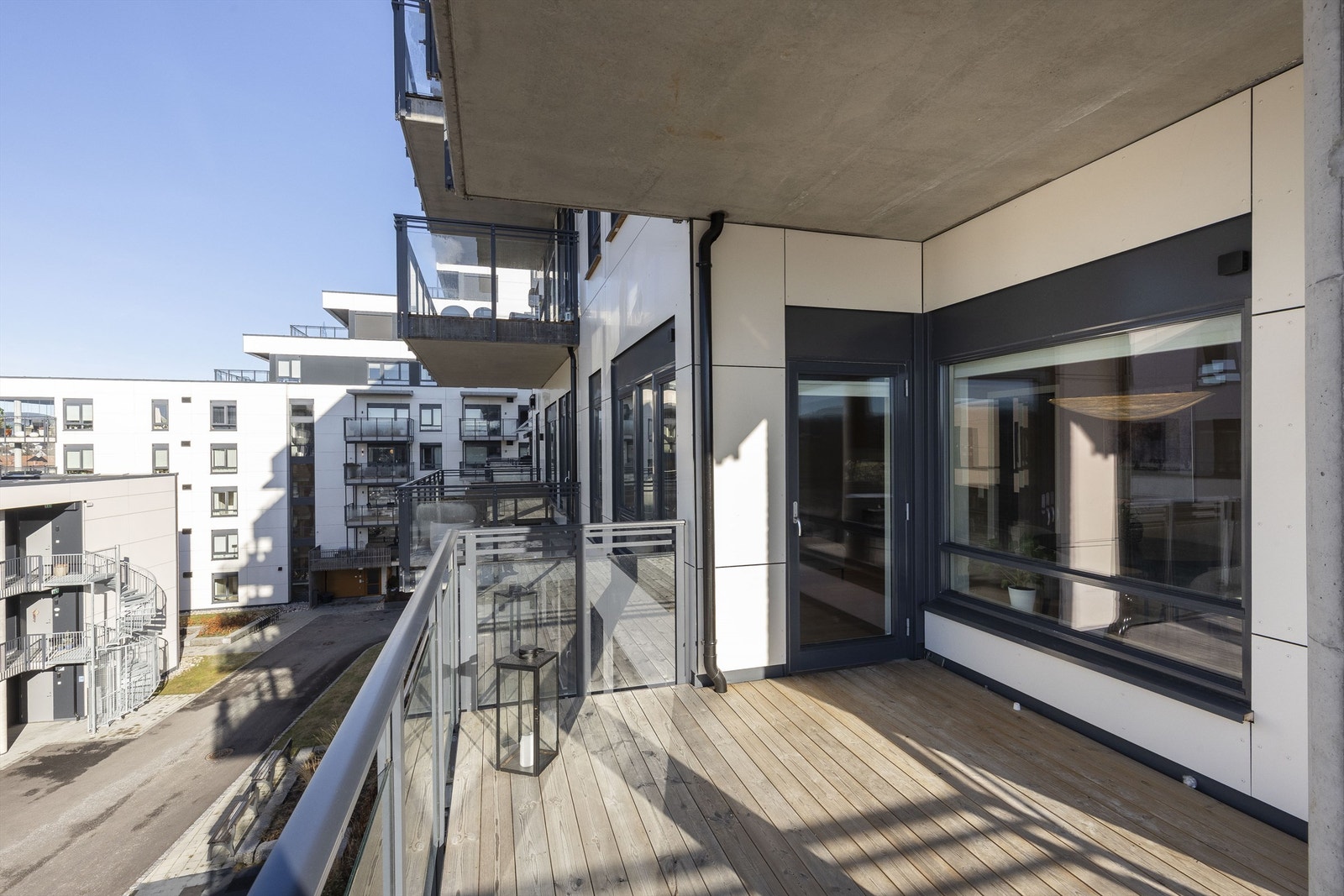 Solrik balkong Galleribilde