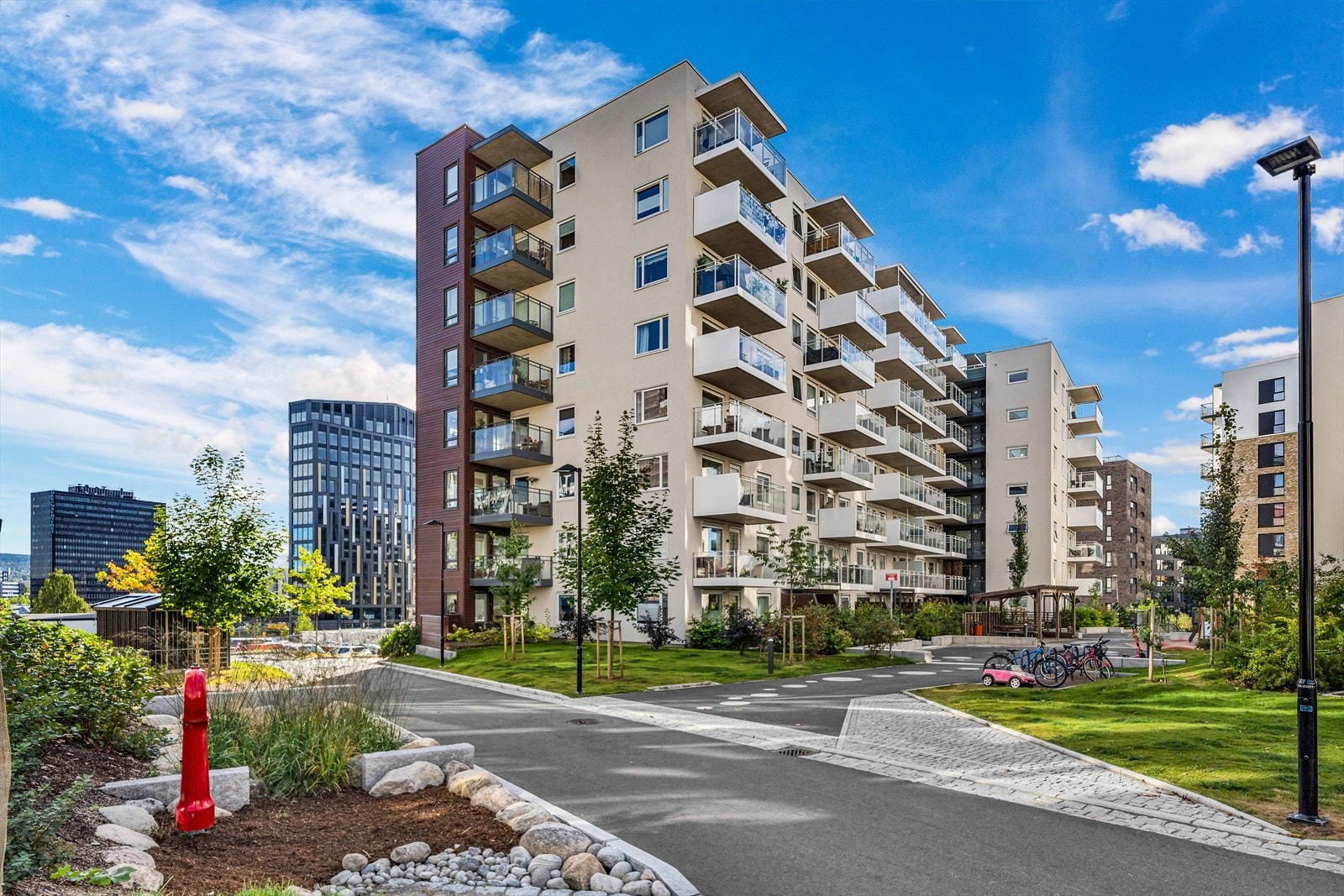 Her har du store grøntområder å boltre deg på med pergola, flere sittegrupper, fontene med lys på kvelden, ballpark og kaltrevegg. Det er også flere lekeplasser rundt i gårdsrommet. Galleribilde