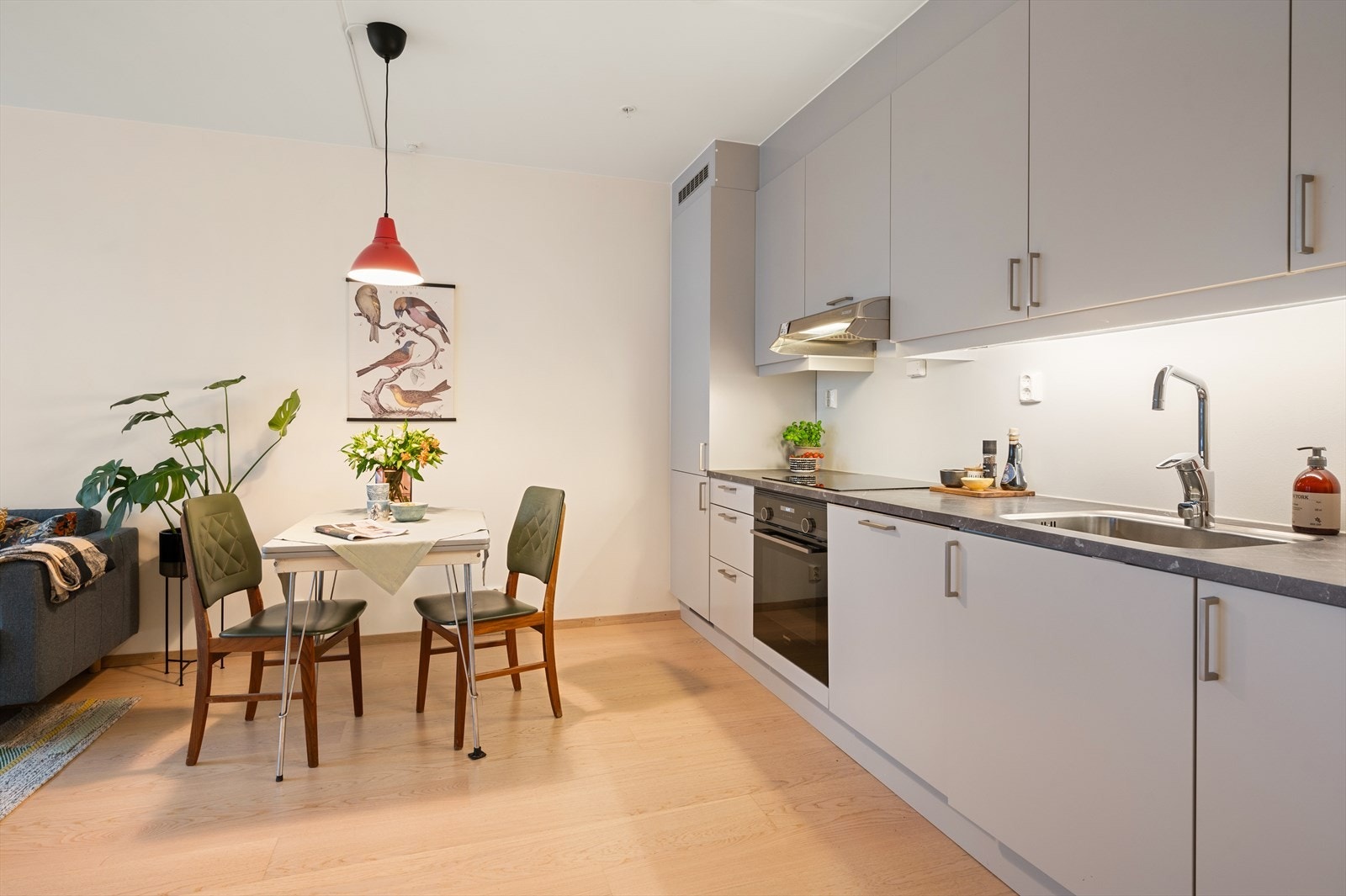 Fint og stilrent kjøkken i åpen sone mot stue. Galleribilde