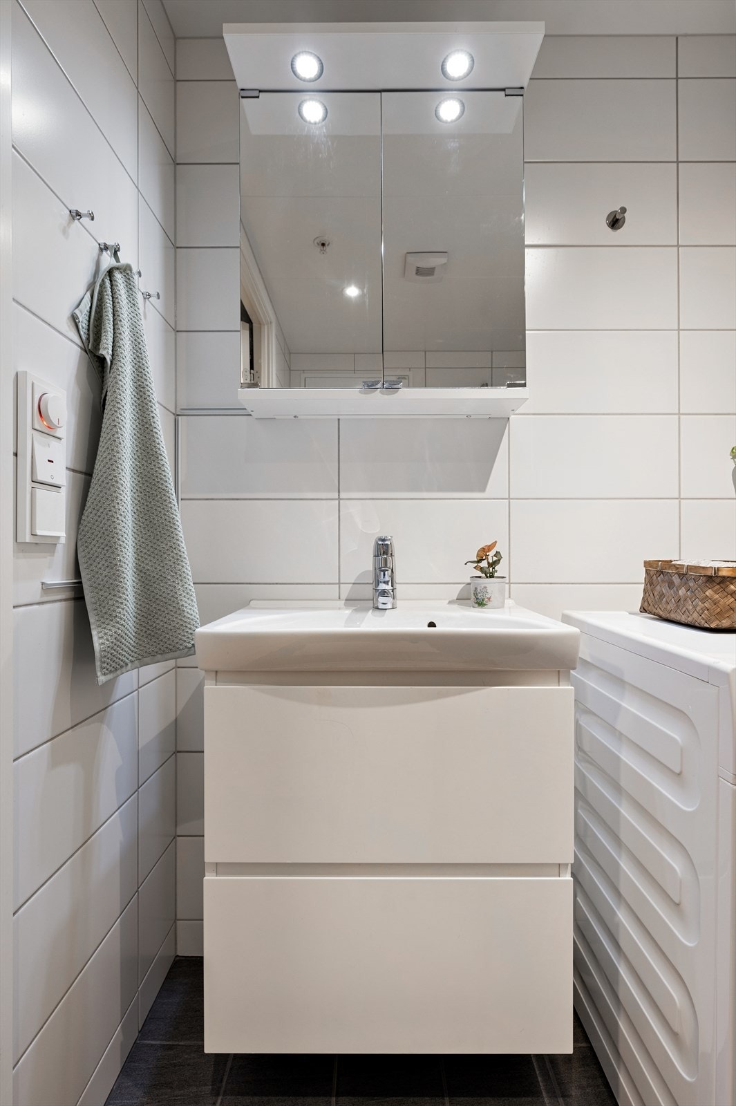 Både vegger og gulv er flislagt, og gulvet har vannbåren varme. Galleribilde