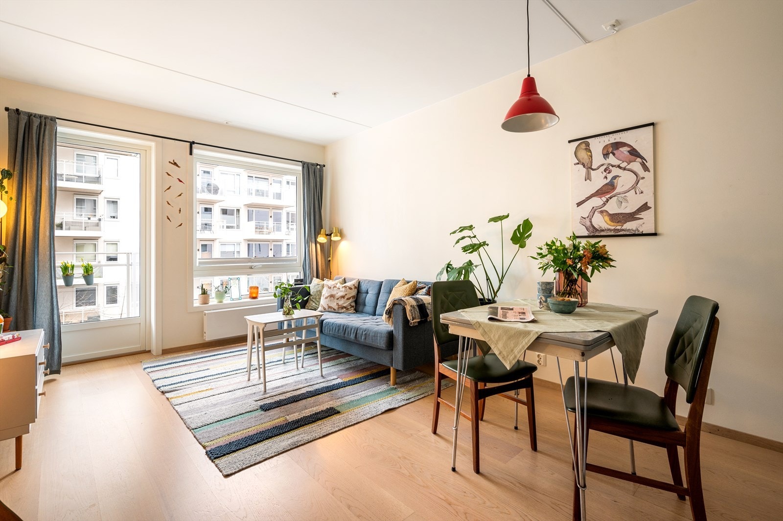 De store vinduene slipper rikelig med naturlig lys inn i rommet. Galleribilde