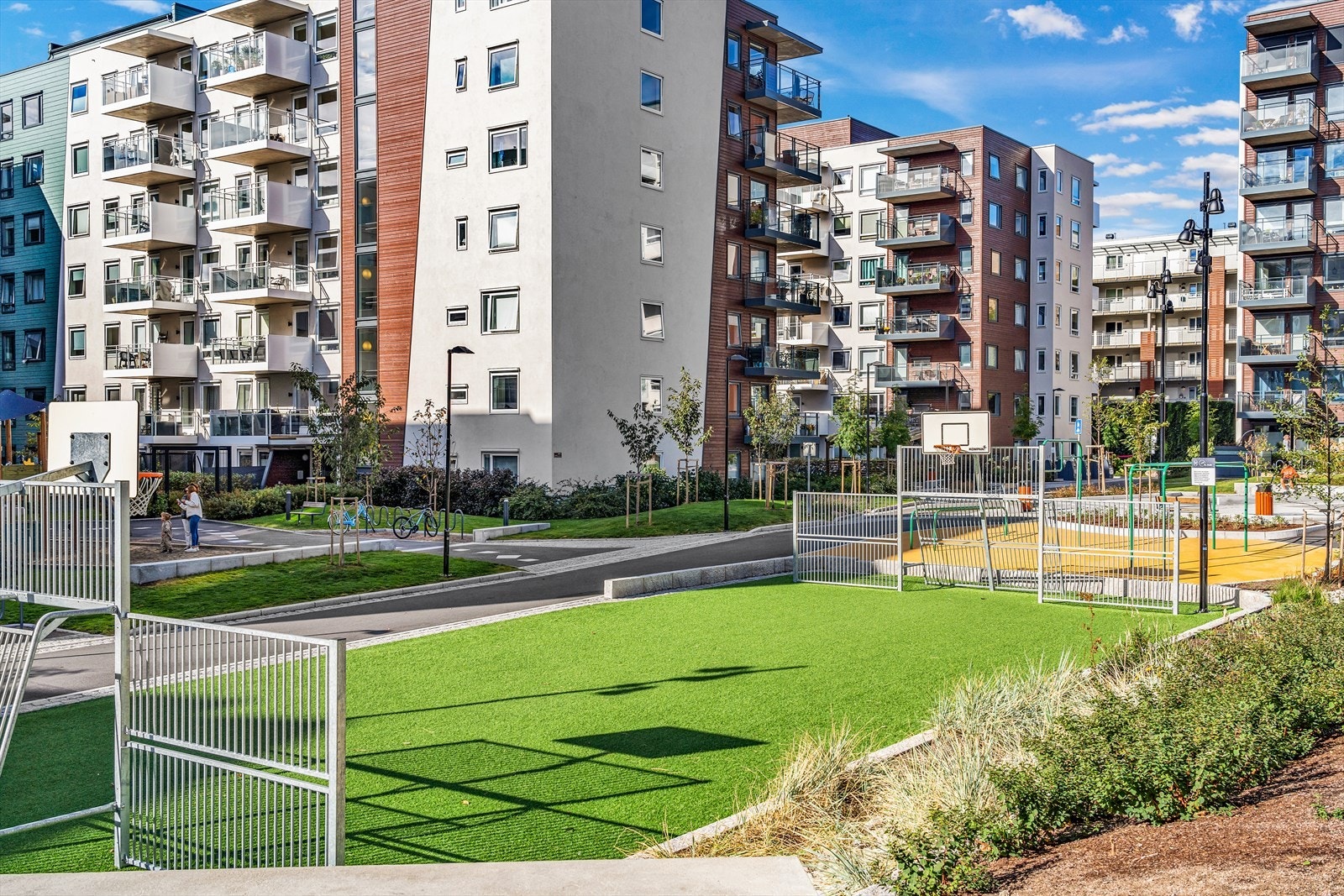 Her bor du rundt et av Lørens fineste gårdsrom med pergolaer, sittegrupper, lekeplass, ballbinge, fontene og mer. Galleribilde