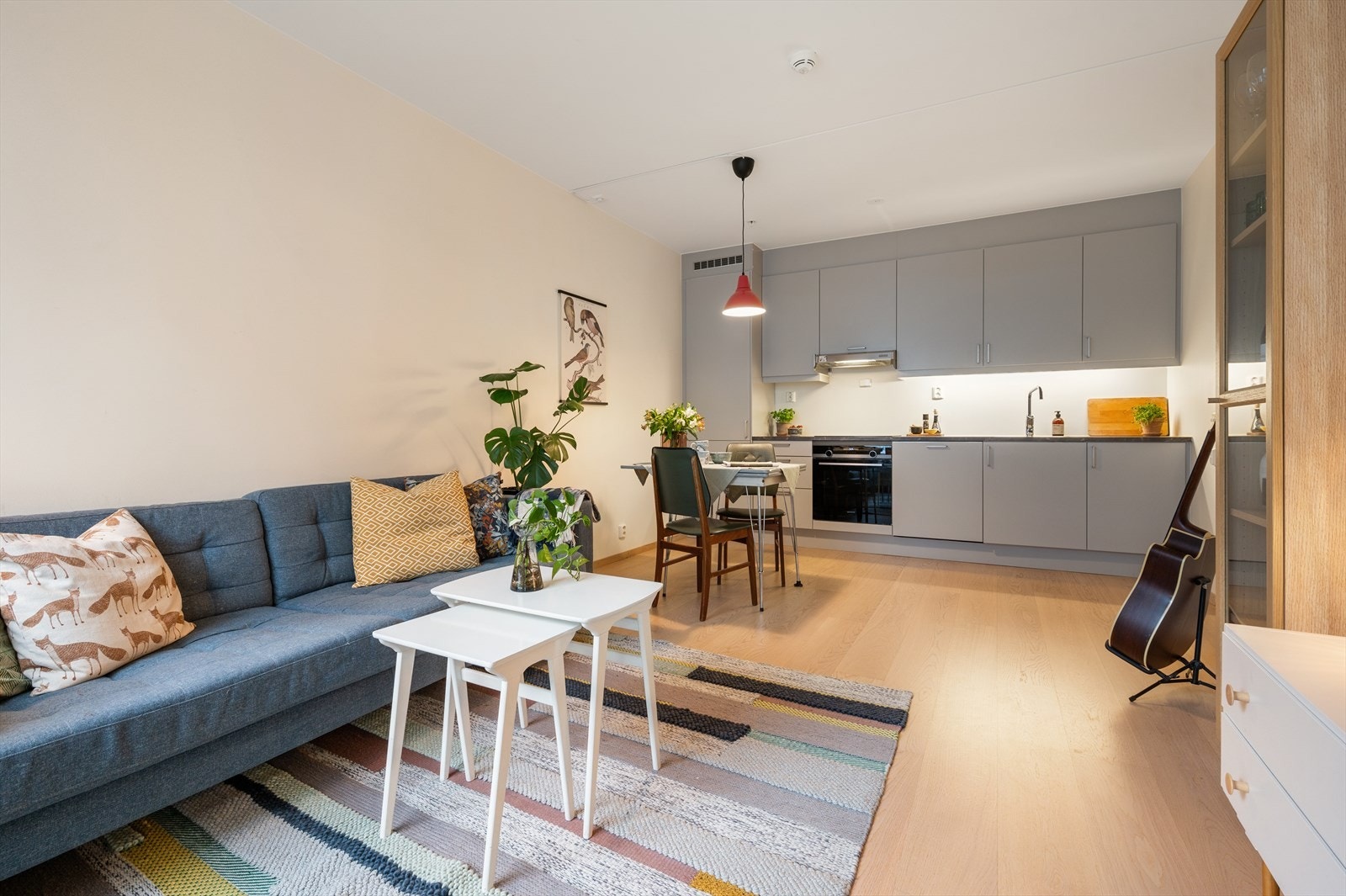 Stuen tilbyr god plass til både sofagruppe og spisebord. Galleribilde