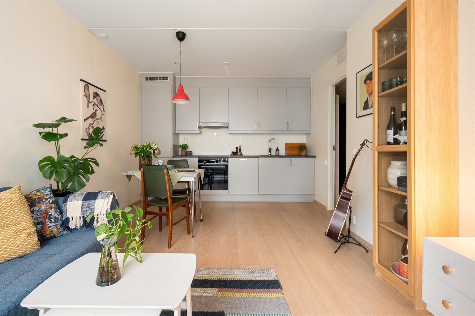 Stuen har lyse vegger og en-stavs parkett som gir et rent og tidløst uttrykk. Galleribilde