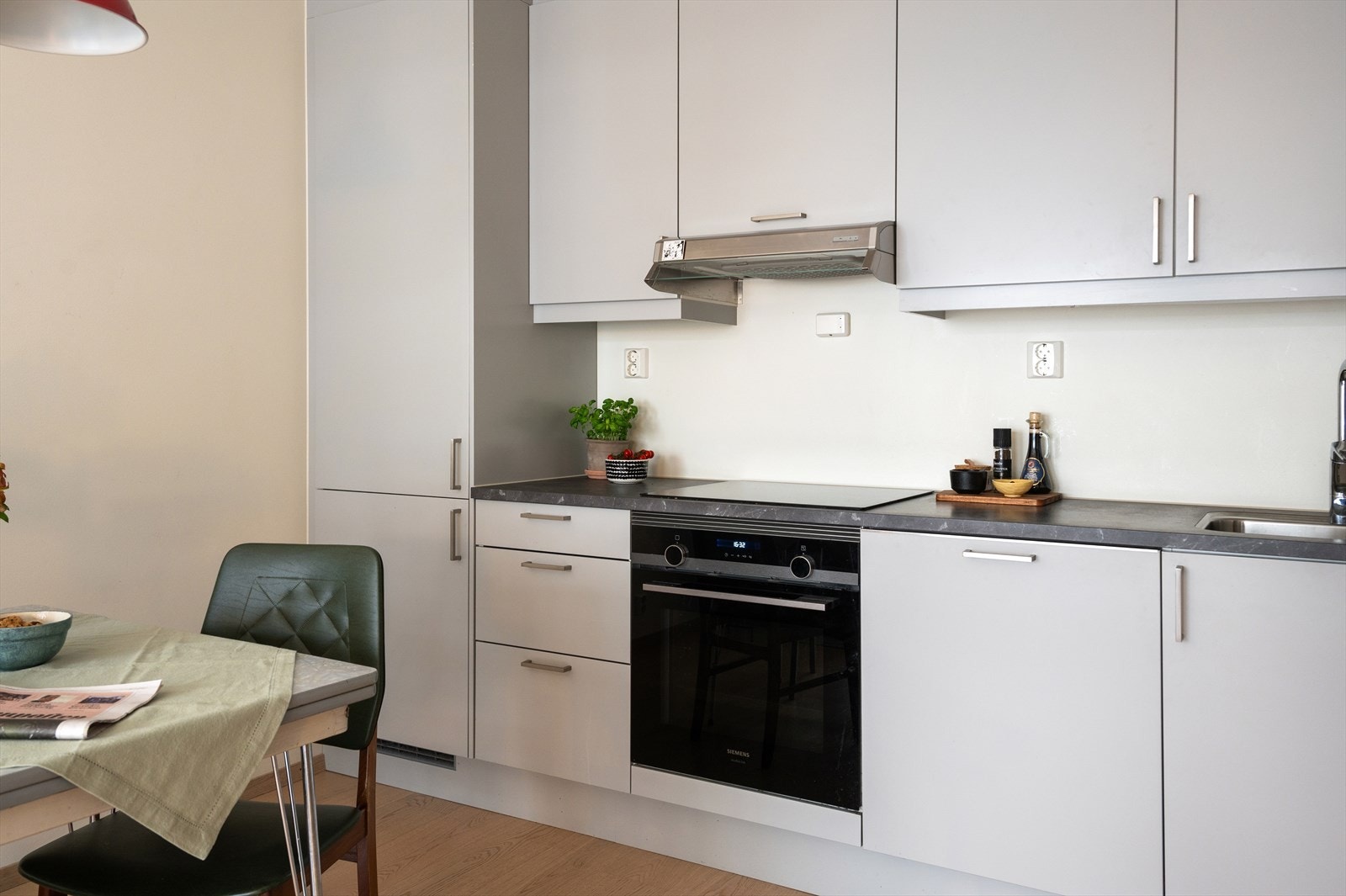 Det er integrert platetopp, stekeovn, oppvaskmaskin og kjøl/fryseskap. Over kokeplassen er det avtrekk. Galleribilde