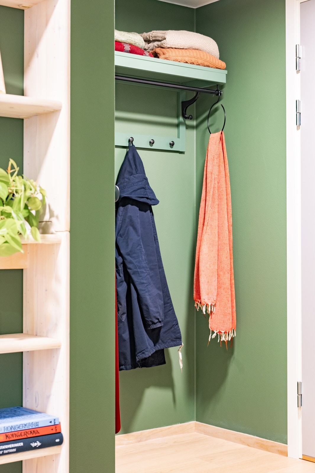 Inngangspartiet har plass til skoskap, og veggen har knagger for oppheng av yttertøy. Galleribilde