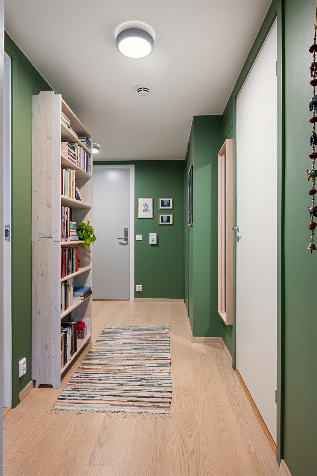 Den åpne og brede entréen ønsker deg velkommen inn i hjemmet. Galleribilde