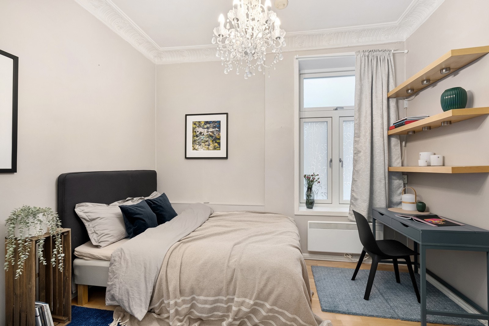 Stort soverom med plass til dobbeltseng og kontorpult Galleribilde