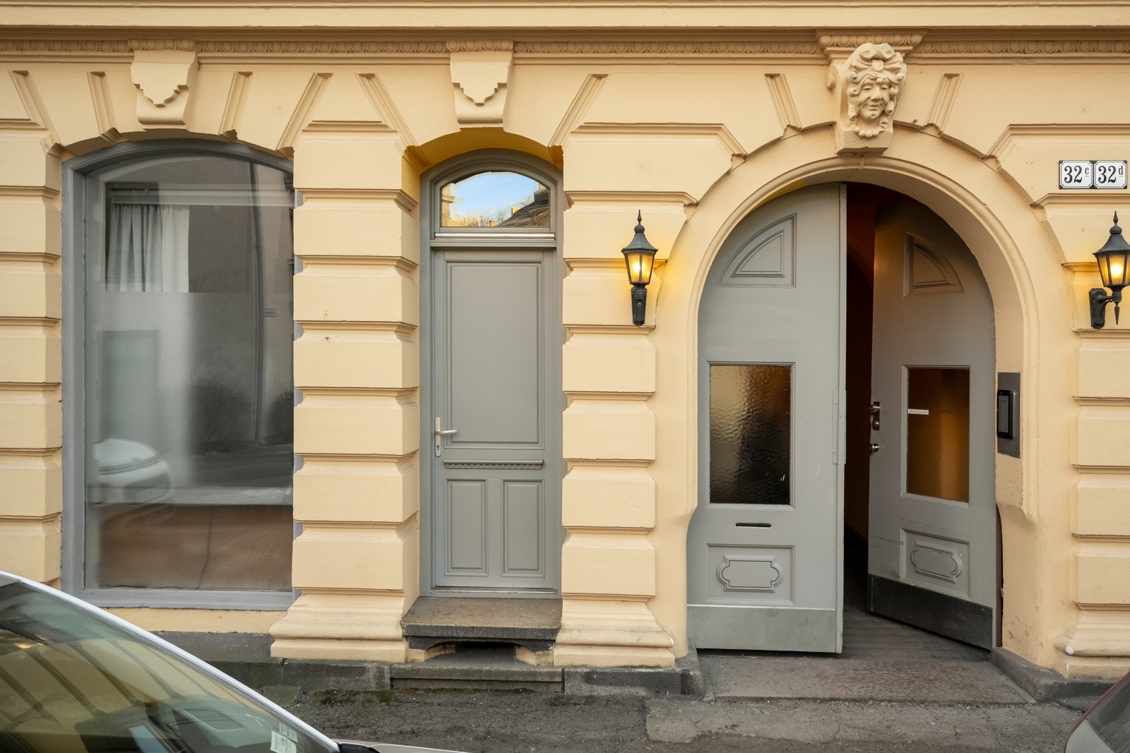 Inngang til leiligheten og gården fra Løkkegangen - en rolig sidegate fra Huitfeldts gate som også er rolig Galleribilde