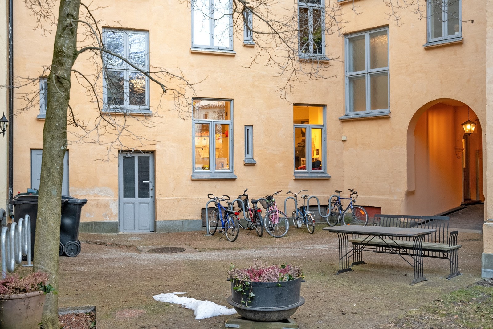 Bakgård med sykkelparkering Galleribilde