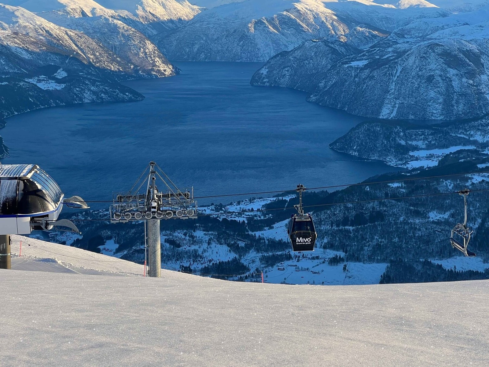 Gondolen går både sommer og vinter. Her kan du ta gondolen til Roaldshorn (1062moh) og nyte nedfarten i løypene eller i puddersnø. Eller start fotturen i høyden om du vil. Galleribilde