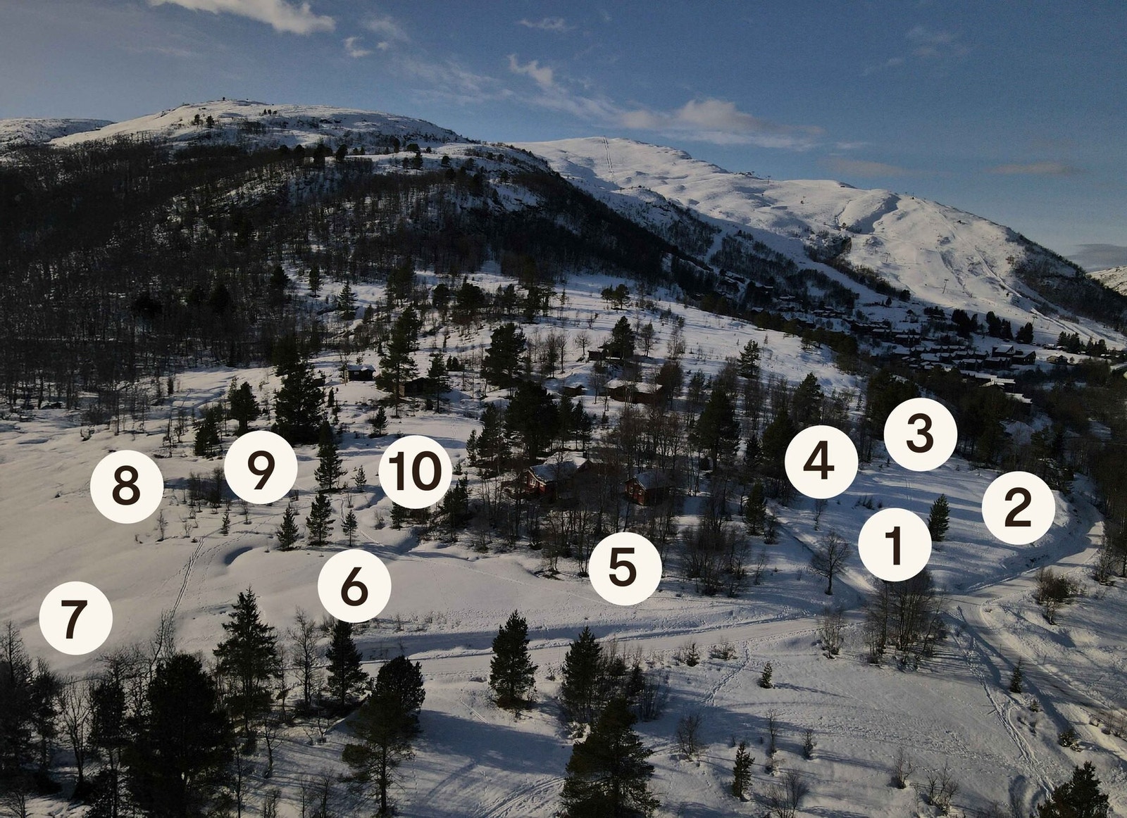 Foto med markering av tomter. Annonsen gjelder tomt 7 Galleribilde