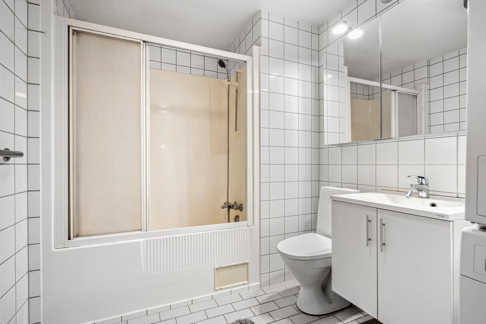 Flislagt baderom med vaskemaskin og tørketrommel. Galleribilde