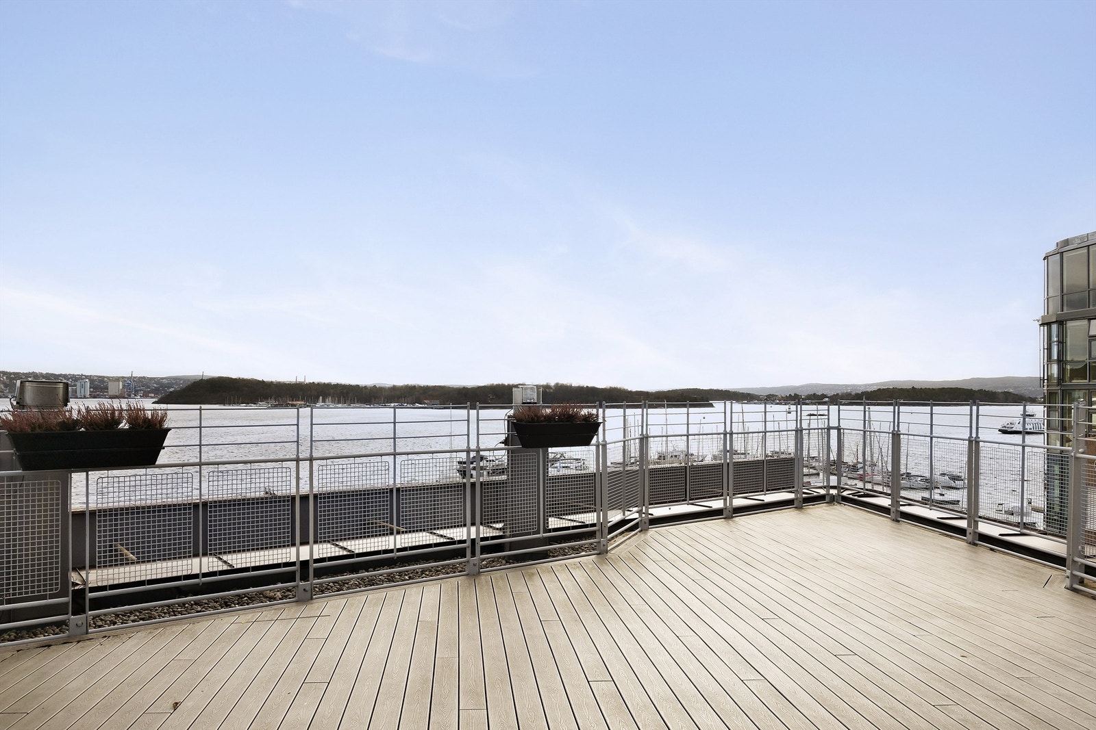 Fantastisk felles takterrasse rett ved leiligheten med super fjordutsikt og gode solforhold. Galleribilde