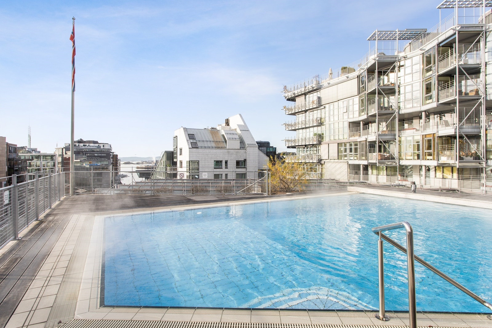 Leiligheten ligger på samme etasjeplan som felles svømmebasseng (broadkomst til nabobygg). Bassenget er oppvarmet hele året. Det er også møterom/selskapslokale med garderober rett ved bassenget. Galleribilde